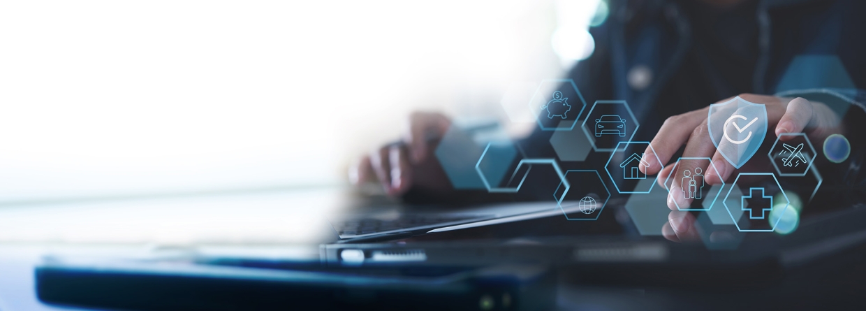 Zakenman achter laptop met icoontjes van verschillende verzekeringen